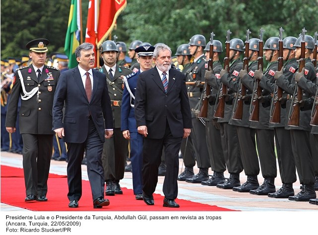 Presidente Lula e o presidente da Turquia, Abdullah Gül, passam em revista as tropas.
