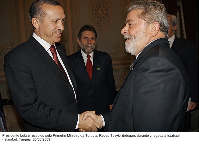 Presidente Lula  é recebido pelo primeiro-ministro da Turquia, Recep Tayyip Edorgan, na chegada a Istambul.