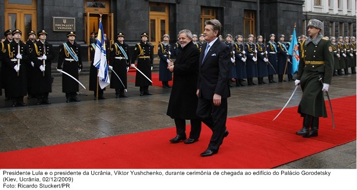 Presidente Lula e o presidente da Ucrânia, Viktor Yushchenko, durante cerimônia oficial de chegada ao Palácio Gorodetsky.