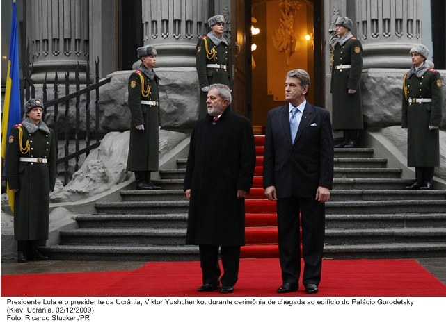 Presidente Lula e o presidente da Ucrânia, Viktor Yushchenko, durante cerimônia oficial de chegada ao Palácio Gorodetsky.