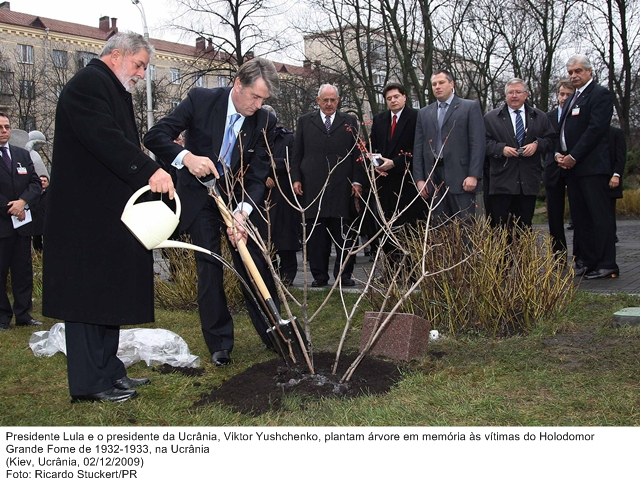 Presidente Lula e o presidente da Ucrânia, Viktor Yushchenko, plantam árvore em memória às vítimas do Holodomor - Grande Fome de 1932-1933.