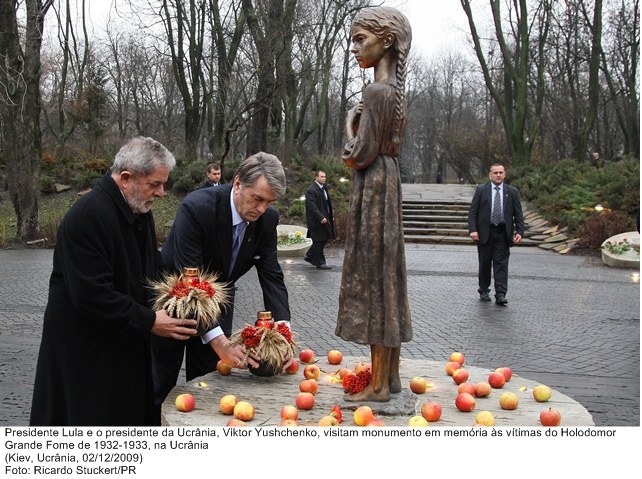 Presidente Lula e o presidente da Ucrânia, Viktor Yushchenko, visita monumento em memória das vítimas do Holodomor - Grande Fome  de 1932-1933.