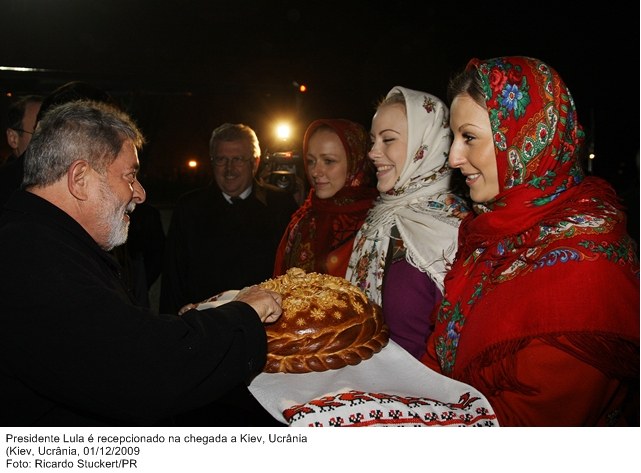 Presidente Lula é recepcionado na chegada a Kiev.