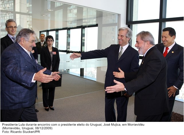 Presidente Lula durante encontro com o presidente eleito do Uruguai, José Mujica, em Montevidéu.