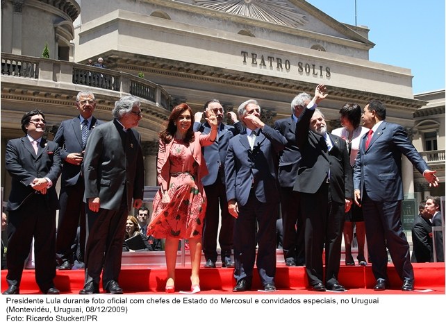 Presidente Lula durante foto oficial com os chefes de estado do Mercosul e convidados especiais.