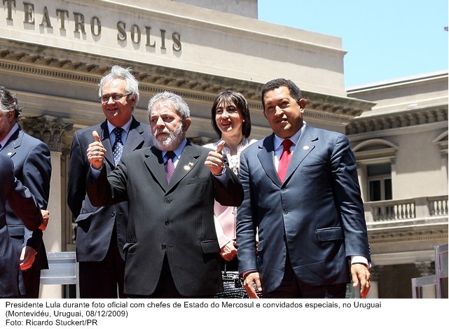 Presidente Lula durante foto oficial com os chefes de estado do Mercosul e convidados especiais.