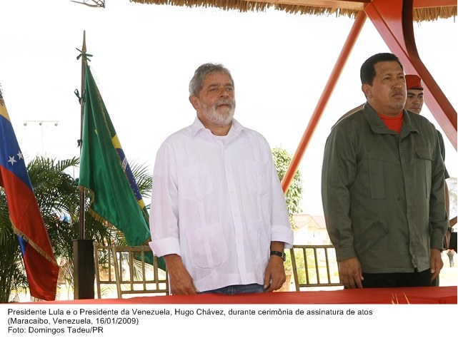 Presidente Lula e o presidente da Venezuela, Hugo Cháves, durante cerimônia de assinatura de atos.