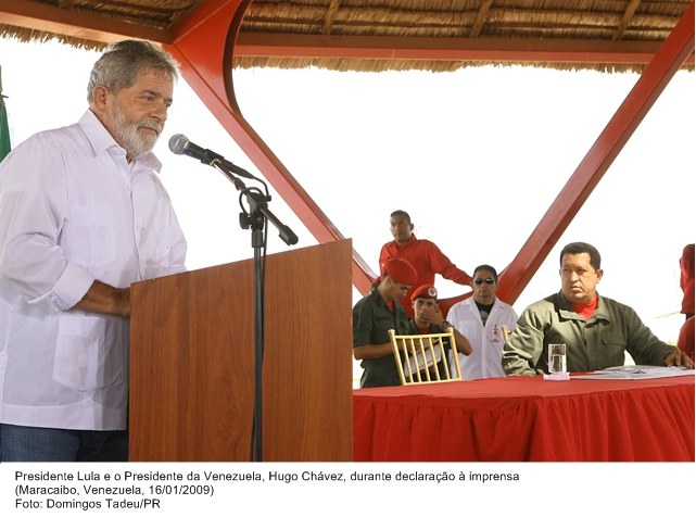 Presidente Lula e o presidente da Venezuela, Hugo Cháves, durante declaração à imprensa.
