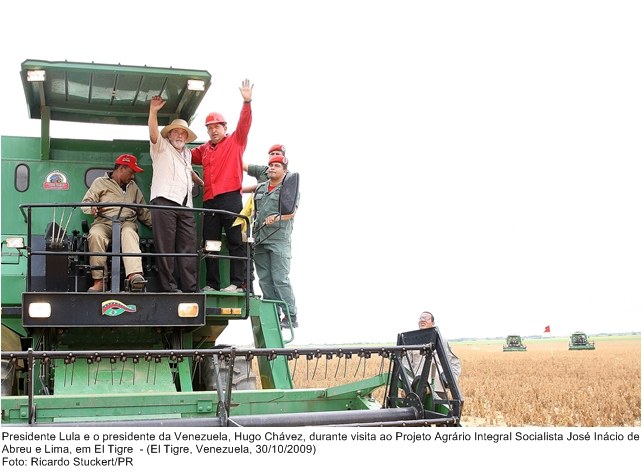 Presidente Lula e o presidente da  Venezuela, Hugo Cháves, durante visita ao Projeto Agrário Integral Socialista José Inácio de Abreu em El Tigre.