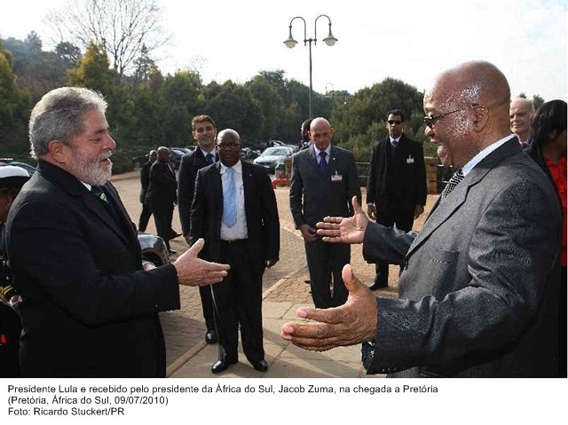 Presidente Lula é recebido pelo presidente da África do Sul, Jacob Zuma, na chegada a Pretória.