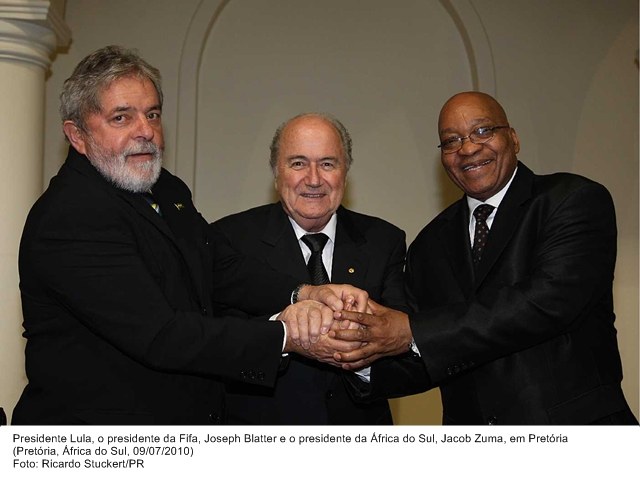 Presidente Lula, o presidente da Fifa,  Joseph Blatter e o presidente da África do Sul, Jacob Zuma, em Pretória.