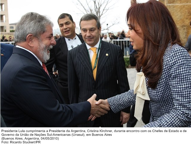 Presidente Lula cumprimenta a presidente da Argentina, Cristina Kirchner, durante encontro com Chefes de Estados e de Governo da Unasul.