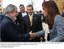 Presidente Lula cumprimenta a presidente da Argentina, Cristina Kirchner, durante encontro com Chefes de Estados e de Governo da Unasul.