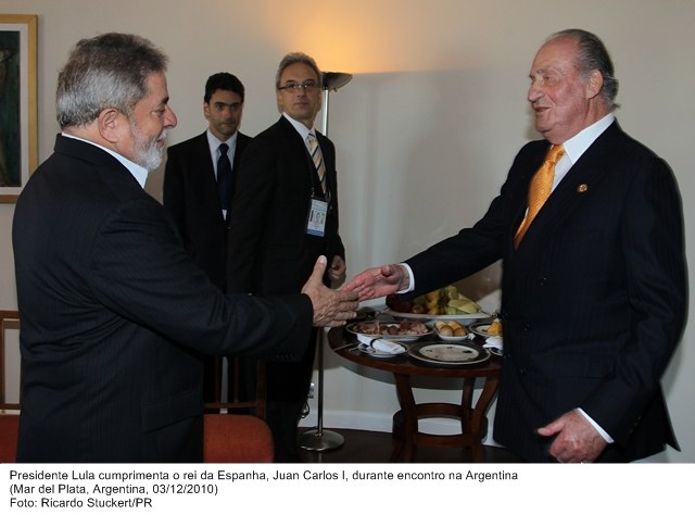 Presidente Lula cumprimenta o Rei da Espanha, Juan Carlos I , durante encontro na Argentina.
