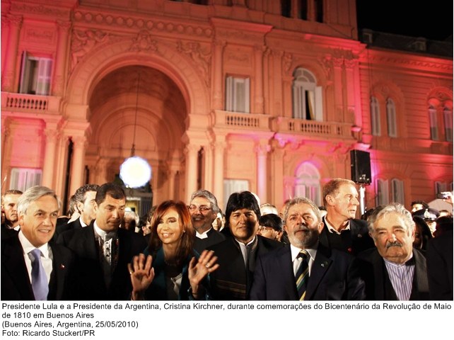 Presidente Lula e a presidente da Argentina, Cristina Kirchner, durante comemorações do Bicentenário da Revolução de Maio de 1810).