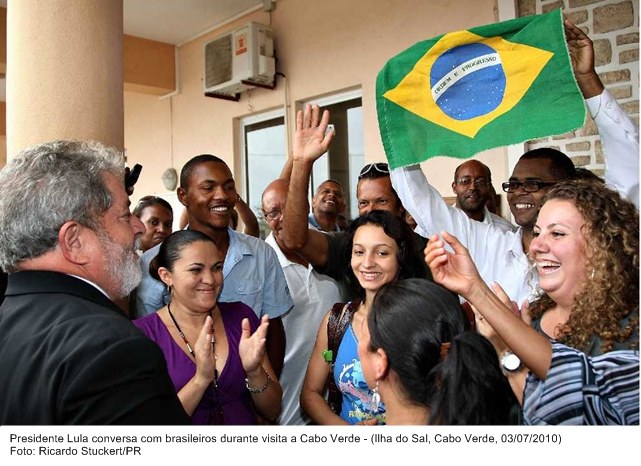 Presidente Lula conversa com brasileiros durante visita a Cabo Verde.