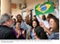 Presidente Lula conversa com brasileiros durante visita a Cabo Verde.