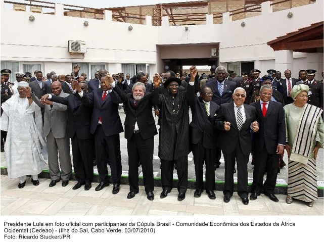 Presidente Lula em foto oficial com participantes da  Cúpula Brasil - Comunidade Econômica dos Estados da África Ocidental.