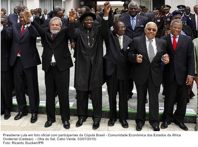 Presidente Lula em foto oficial com participantes da  Cúpula Brasil - Comunidade Econômica dos Estados da África Ocidental.