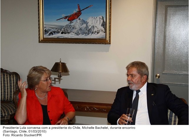 Presidente Lula conversa com a presidente do Chile, Michelle Bachelet, durante encontro.