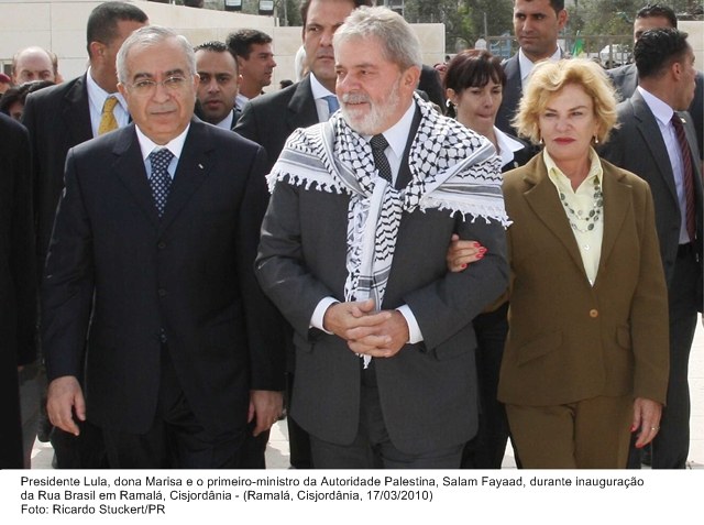 Presidente Lula, dona Marisa e o primeiro-ministro da Autoridade Palestina, Salam Fayaad, durante inauguração da Rua Brasil em Ramalá.