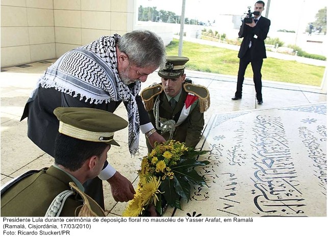 Presidente Lula durante cerimônia de deposição floral no mausoléu de Yasser Arafat, em Ramalá.