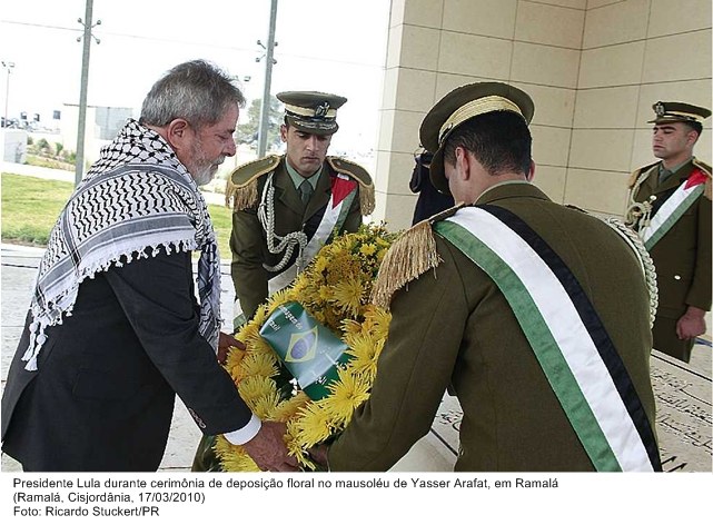 Presidente Lula durante cerimônia de deposição floral no mausoléu de Yasser Arafat, em Ramalá.