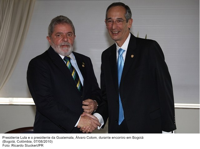 Presidente Lula e o presidente da Guatemala, Álvaro Colom, durante encontro em Bogotá.