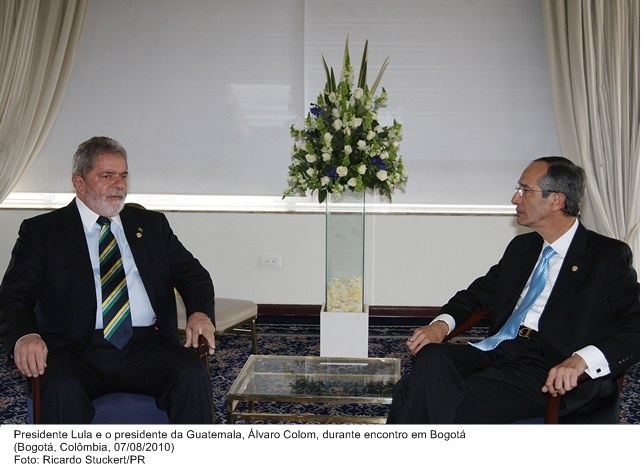 Presidente Lula e o presidente da Guatemala, Álvaro Colom, durante encontro em Bogotá.