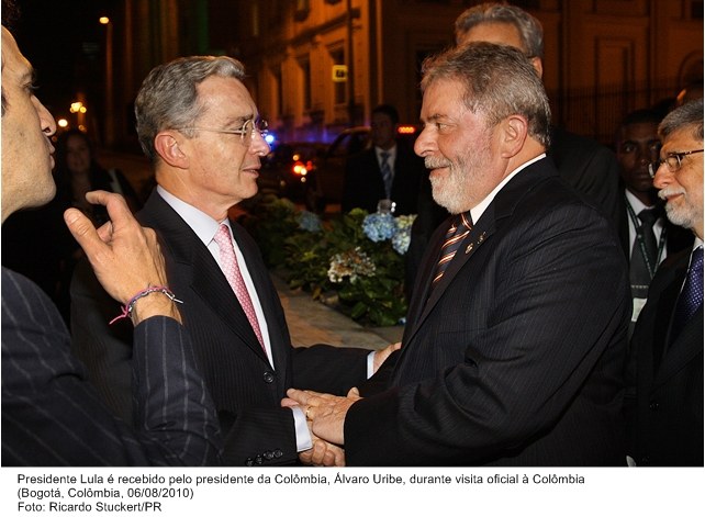 Presidente Lula é recebido pelo presidente da Colômbia, Álvaro Uribe, durante visita oficial à Colômbia.