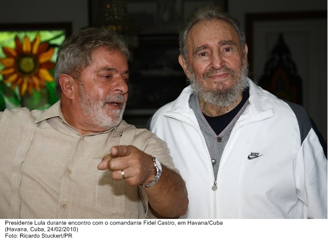 Presidente Lula durante encontro com o comandante Fidel Castro, em Havana.