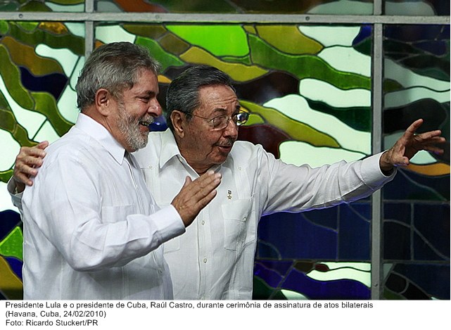 Presidente Lula e o presidente de Cuba, Raúl Castro, durante cerimônia de assinatura de atos bilaterais.