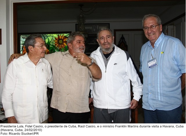 Presidente Lula, Fidel Castro, o presidente de Cuba, Raúl Castro e o ministro Franklin Martins, durante visita a Havana.