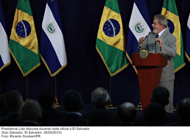 Presidente Lula discursa durante visita oficial a El Salvador.