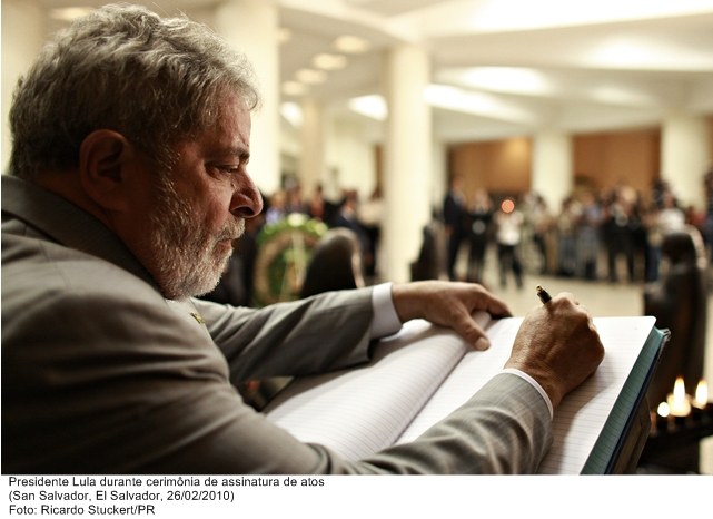 Presidente Lula durante cerimônia de assinatura de atos.