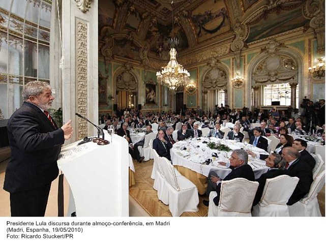 Presidente Lula discursa durante almoço-conferência, em Madri.