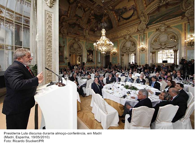 Presidente Lula discursa durante almoço-conferência, em Madri.