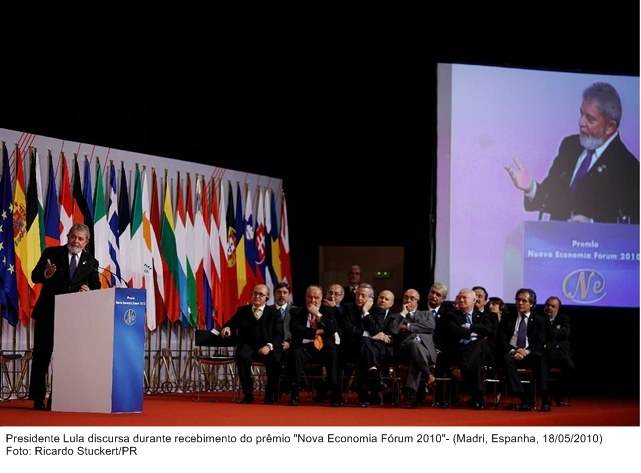 Presidente Lula discursa durante cerimônia de recebimento do prêmio Nova Economia Fórum 2010.