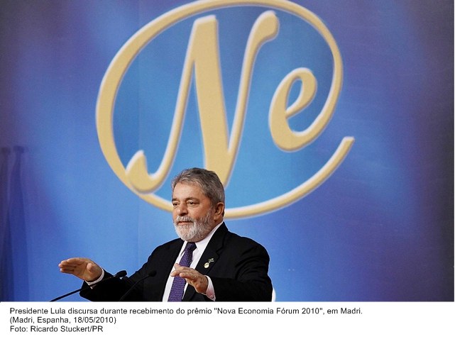 Presidente Lula discursa durante cerimônia de recebimento do prêmio Nova Economia Fórum 2010.
