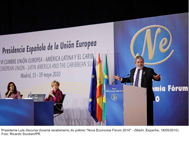 Presidente Lula discursa durante cerimônia de recebimento do prêmio Nova Economia Fórum 2010.