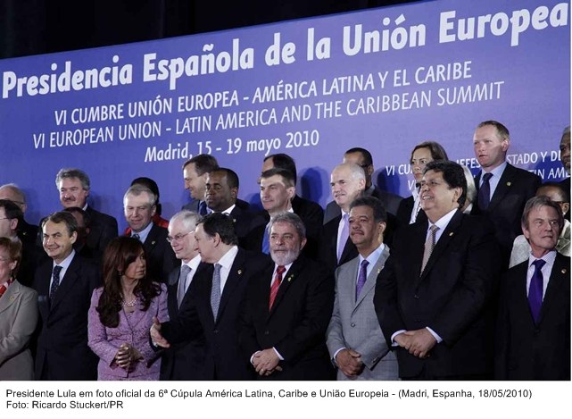 Presidente Lula em foto oficial  da 6ª Cúpula América Latina, Caribe e União Europeia.
