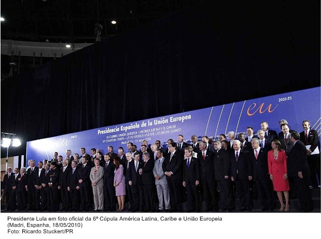 Presidente Lula em foto oficial  da 6ª Cúpula América Latina, Caribe e União Europeia.