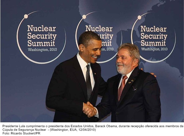 Presidente Lula cumprimenta o presidente dos Estados Unidos, Barack Obama, durante recepção oferecida aos membros da Cúpula de Segurança Nuclear.
