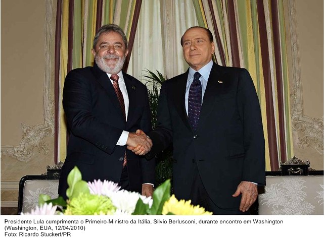 Presidente Lula cumprimenta o Primeiro-Ministro da Itália, Silvio Berlusconi, durante encontro em Washington.