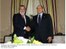 Presidente Lula cumprimenta o Primeiro-Ministro da Itália, Silvio Berlusconi, durante encontro em Washington.