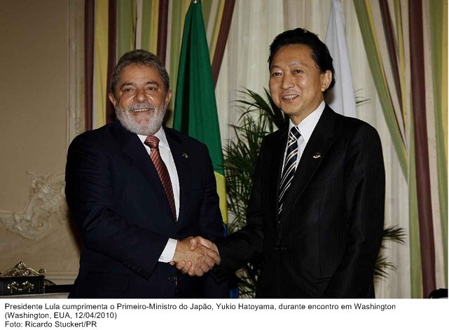 Presidente Lula cumprimenta o Primeiro-Ministro do Japão, Yukio Hatoyama, durante encontro em Washington.