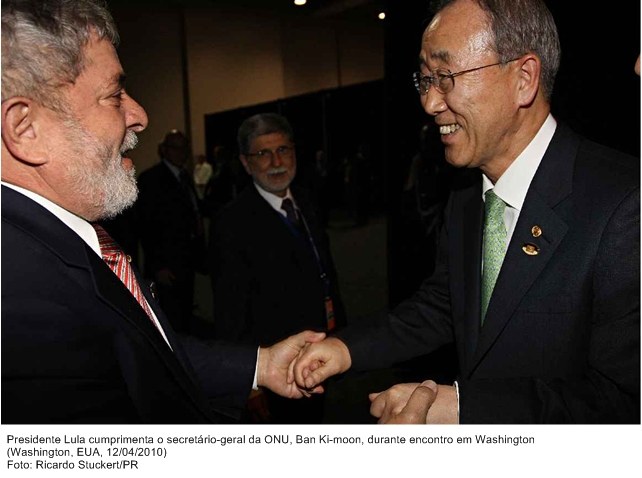 Presidente Lula cumprimenta o secretário-geral da ONU, Ban Ki-moon, durante encontro em Washington.