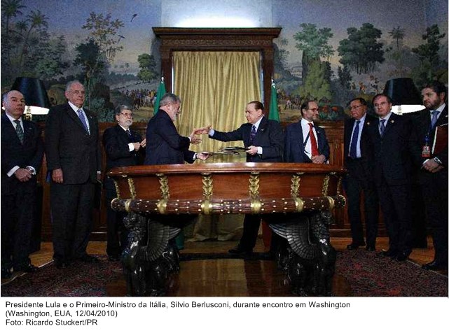 Presidente Lula e o Primeiro-Ministro da Itália, Silvio Berlusconi, durante encontro em Washington.