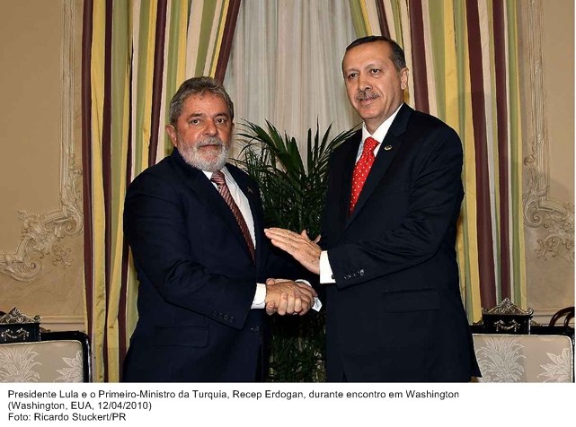 Presidente Lula e o Primeiro-Ministro da Turquia, Recep Erdogan, durante encontro em Washington.jpg