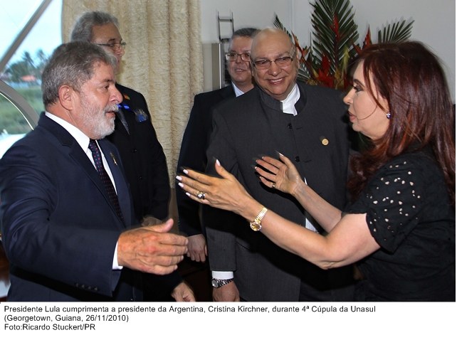 Presidente Lula cumprimenta a presidente da Argentina, Cristina Kirchner, durante a 4ª Cúpula da Unasul.